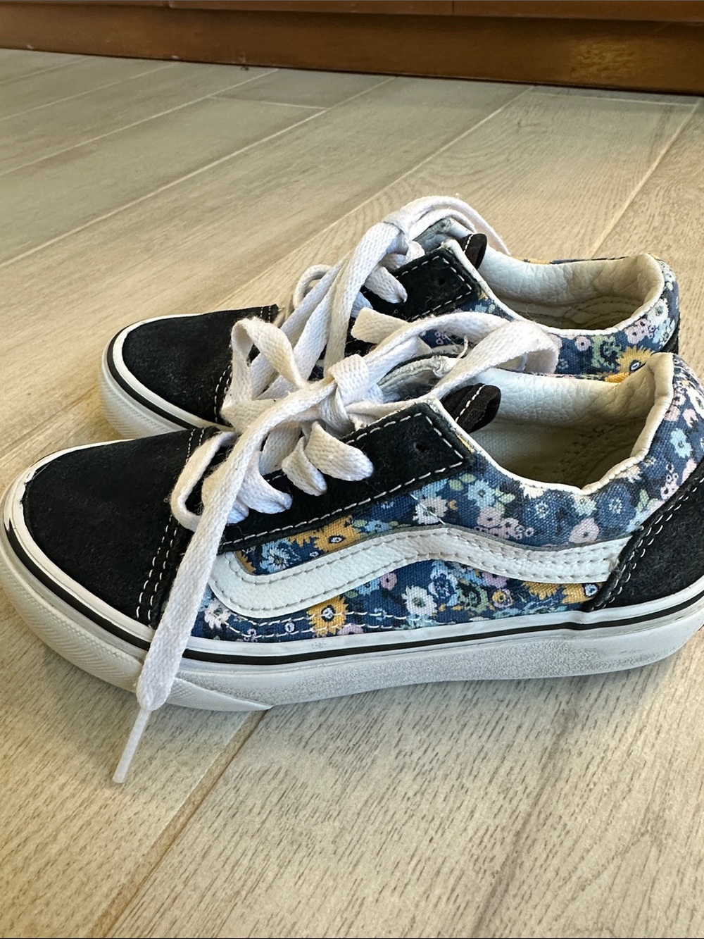 Girls Vans Floral Low-Top Sneakers in Navy, White, and Yellow